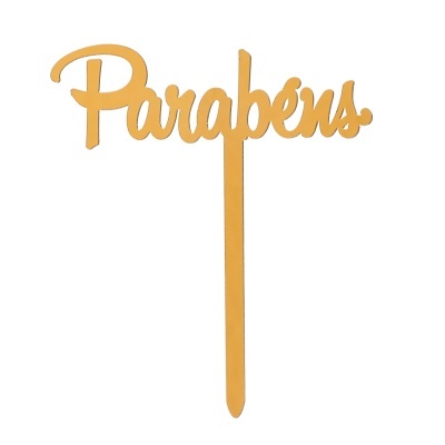 Topo de bolo dourado com a palavra Parabéns em letras cursivas.