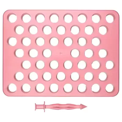 Forma rosa de silicone com buracos redondos e ferramenta rosa