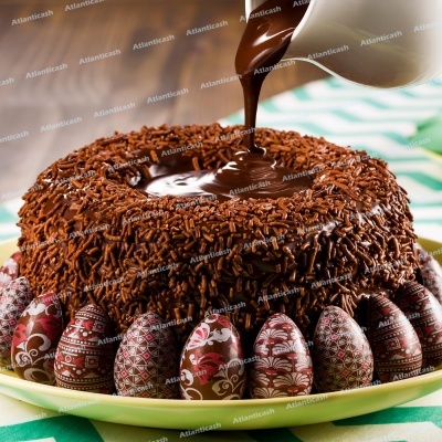 Bolo de chocolate com ovos de chocolate decorativos e chocolate a ser derramado por cima