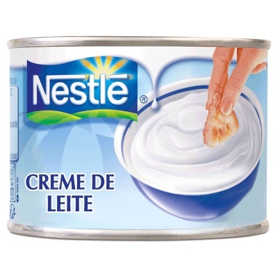 Lata de creme de leite Nestlé com ilustração de mão a mergulhar pão no creme