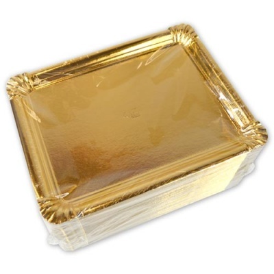 Caixa dourada retangular com textura lisa e cantos decorados, embrulhada em película plástica