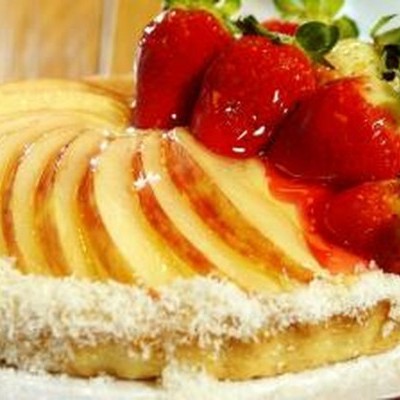 Tarte de frutas com morangos e fatias finas de pêssego ou maçã