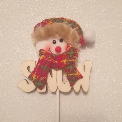 Decoração de boneco de neve com chapéu e cachecol em cima das letras SAY em madeira