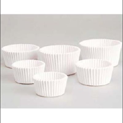 Formas de papel branco para bolos de vários tamanhos