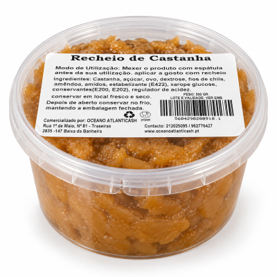 Embalagem de plástico transparente com recheio de castanha e etiqueta branca com texto preto