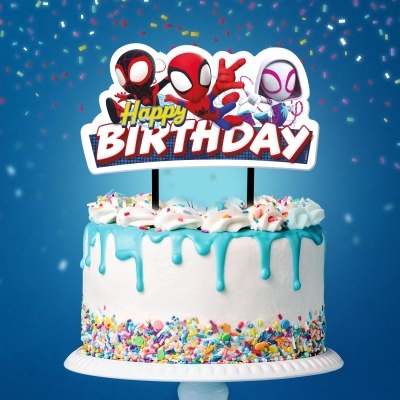 Bolo de aniversário com decoração de Homem-Aranha e texto Happy Birthday