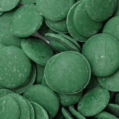 Pastilhas verdes redondas com textura esbranquiçada