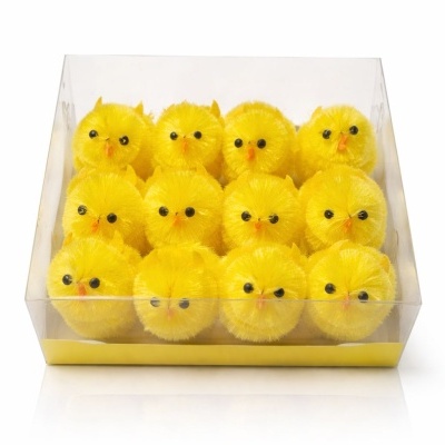 Doze pintinhos de pelúcia amarelos numa caixa transparente com base amarela