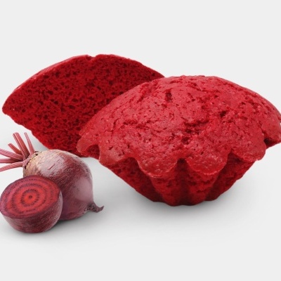 Bolo vermelho com beterrabas ao lado sobre fundo branco