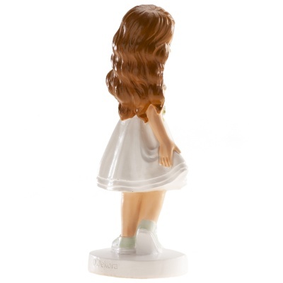 Boneca de porcelana com vestido branco, cabelo castanho ondulado e base redonda branca.