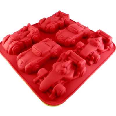 Forma de silicone vermelha com seis moldes em forma de carros.