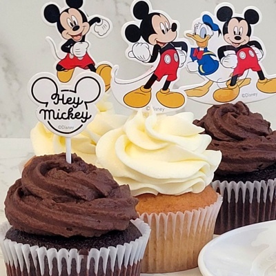 Cupcakes com toppers de Mickey Mouse e Donald