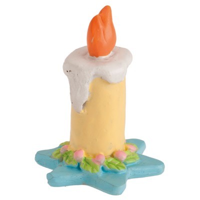 Figura decorativa de vela amarela com chama laranja e base azul com folhas e flores