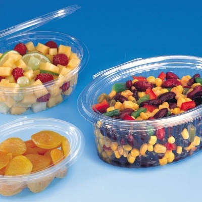 três recipientes de plástico transparente com frutas frescas e secas