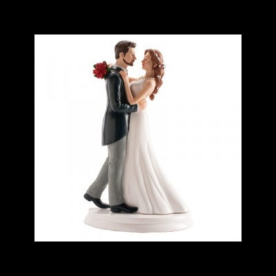 Figuras decorativas de noivo e noiva em cerâmica num casamento