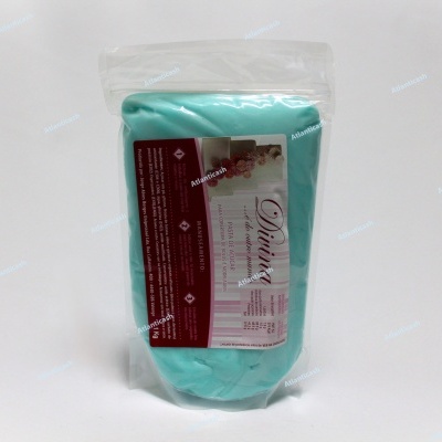 Saco plástico transparente com massa modeladora azul e rótulo