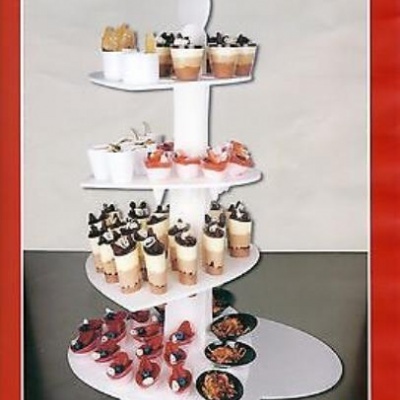 Expositor branco com várias sobremesas em copos e pratos sobre fundo cinzento e borda vermelha com palavra LOVE