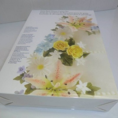 Caixa decorativa com flores e texto impresso