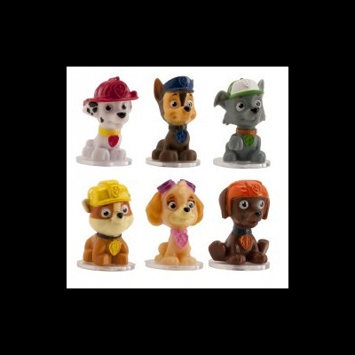 Seis bonecos de plástico coloridos da Patrulha Canina com capacetes e distintivos, em bases circulares cinzentas.