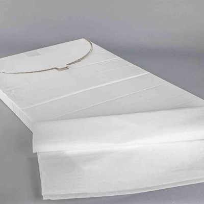 Colchão branco com capa dobrada