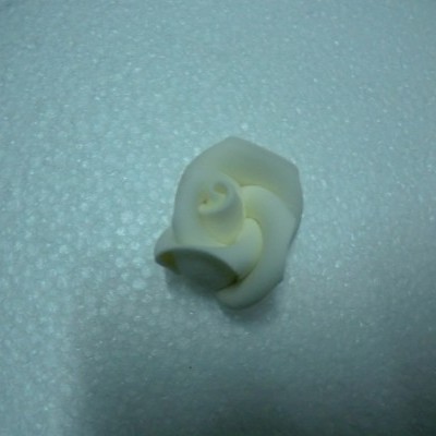 Flor decorativa branca sobre superfície texturizada branca