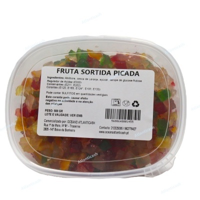 Embalagem de fruta sortida picada com etiqueta branca