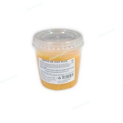 Recipiente com massa de ovo amarela e etiqueta branca