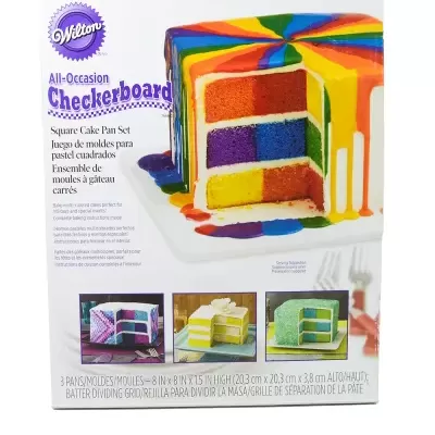 Conjunto de moldes quadrados para bolo com embalagem branca e bolo colorido em camadas na frente