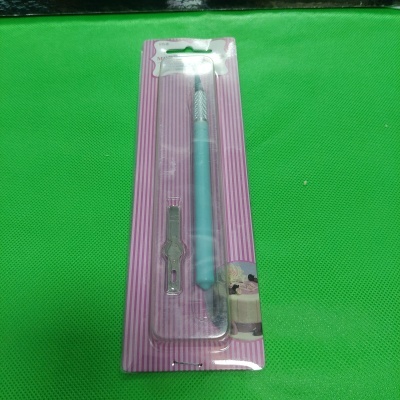 Ferramenta azul claro com acessório em embalagem riscada rosa e branco sobre fundo verde