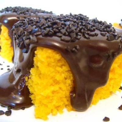 Bolo amarelo com cobertura de chocolate e pedaços de chocolate