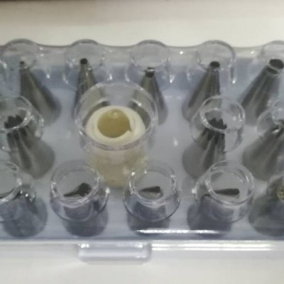 Estojo transparente com bicos de metal para confeitar