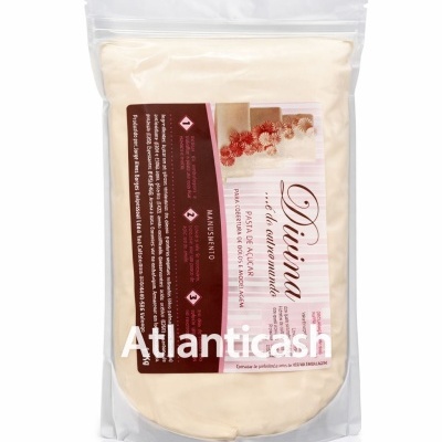 Pacote plástico branco com pasta de açúcar para bolos e rótulo rosa claro e castanho.