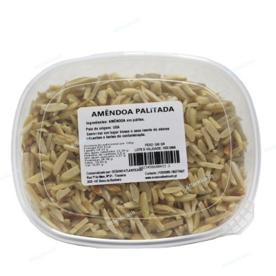 Embalagem transparente com amêndoa palitada e etiqueta branca com texto