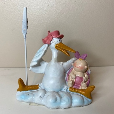 Figura decorativa de cegonha com bebé sentados numa nuvem