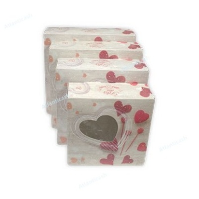 Conjunto de cadernos com capa branca e corações vermelhos e rosa