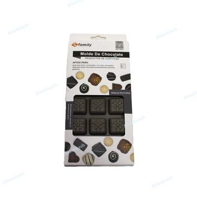Molde de silicone preto para chocolates em embalagem branca com imagens de bombons