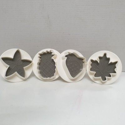 conjunto de quatro cortadores de bolacha com formas de flor, abacaxi, morango e folha de bordo