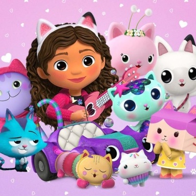 Rapariga e personagens animais animados coloridos sobre fundo cor-de-rosa com patas e flores brancas