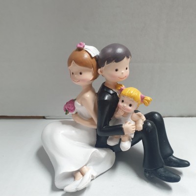 Estatueta decorativa de casal de noivos com menina com cabelo loiro