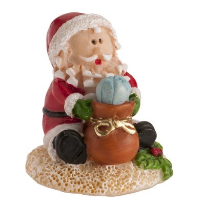 Figura decorativa de Pai Natal vestido de vermelho a segurar saco com prenda azul sobre base texturada simulando neve