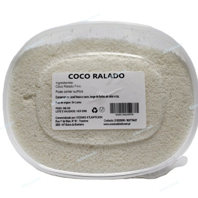 Embalagem plástica com coco ralado fino branco e etiqueta com texto