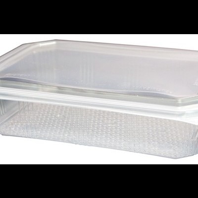 Caixa plástica transparente com tampa articulada e textura quadriculada na base.