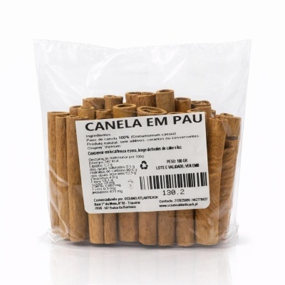 Pacote de paus de canela com etiqueta branca e texto impresso