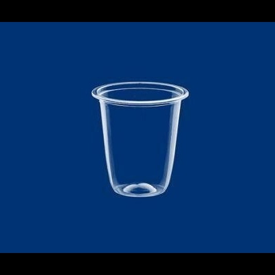 Copo plástico transparente sobre fundo azul escuro