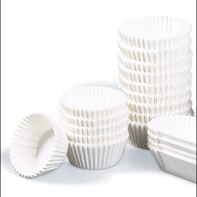 Forminhas de papel branca para cupcakes empilhadas