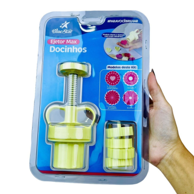 Ferramenta amarela para confeitaria em embalagem azul com texto em português.
