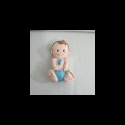 Boneca de bebé sorridente com roupa azul clara sentada