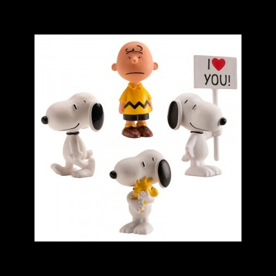 Quatro figuras de personagens dos Peanuts, incluindo Snoopy e Charlie Brown.