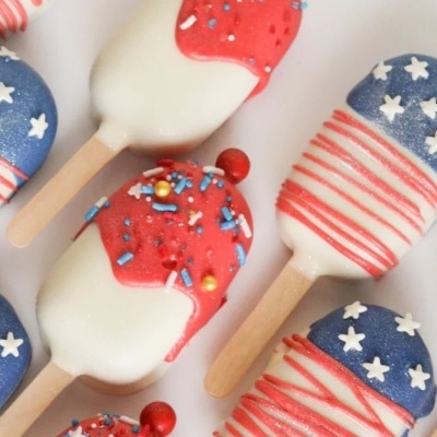 Picolés decorados em azul, branco e vermelho com estrelas e listras
