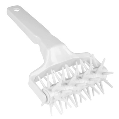 Rolo perfurador de massa branco de plástico com espigões e cabo